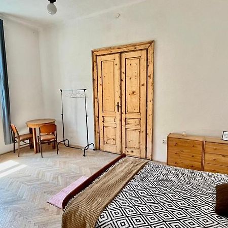 Nice Bedroom Near The Bus And Train Station Cracovia Exterior foto