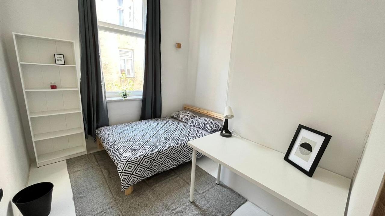 Nice Bedroom Near The Bus And Train Station Cracovia Exterior foto