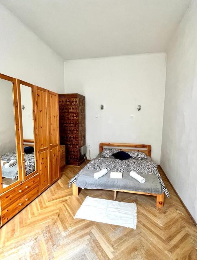Nice Bedroom Near The Bus And Train Station Cracovia Exterior foto
