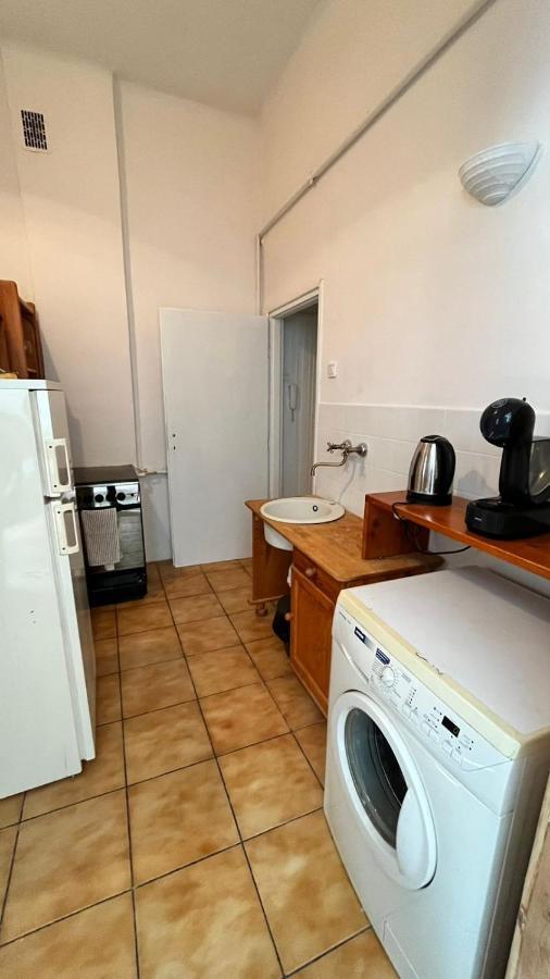 Nice Bedroom Near The Bus And Train Station Cracovia Exterior foto