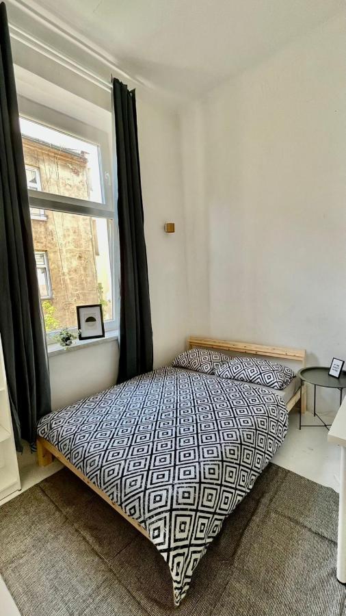 Nice Bedroom Near The Bus And Train Station Cracovia Exterior foto